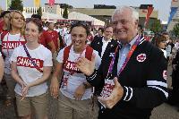 Le gouverneur général David Johnston souhaite bonne chance aux athlètes canadiennes, lors de sa visite au village olympique (Londres, UK). 

Date: 25 juillet 2012. Photographe: Cplc Dany Veillette, Rideau Hall. Référence: GG2012-0391-010.
